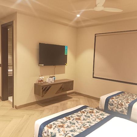 Hotel Cullinan By Qotel Janakpuri Delhi  Exterior photo