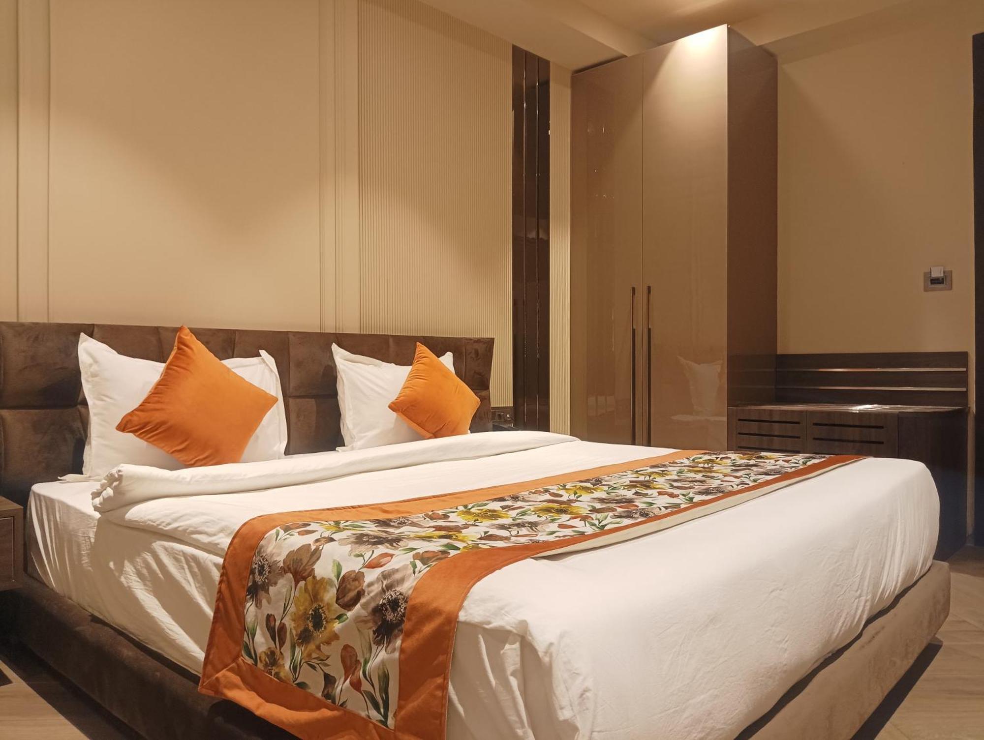 Hotel Cullinan By Qotel Janakpuri Delhi  Exterior photo