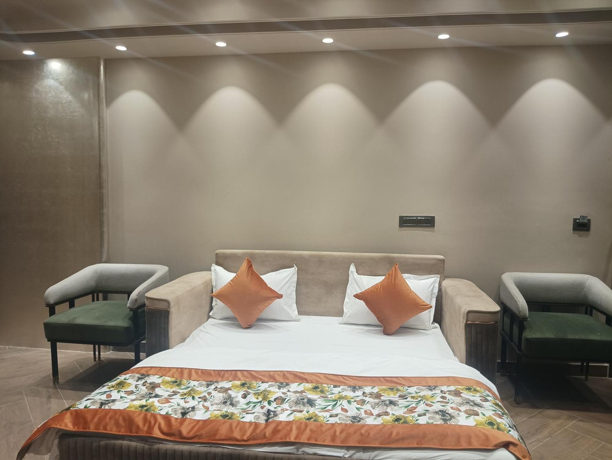 Hotel Cullinan By Qotel Janakpuri Delhi  Exterior photo