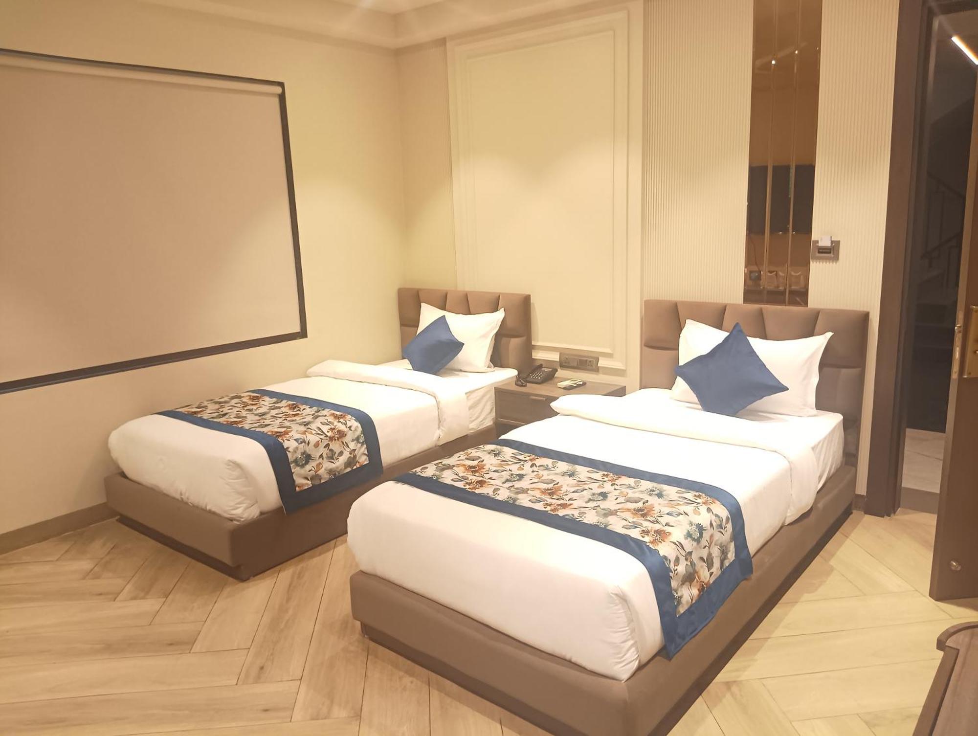 Hotel Cullinan By Qotel Janakpuri Delhi  Exterior photo