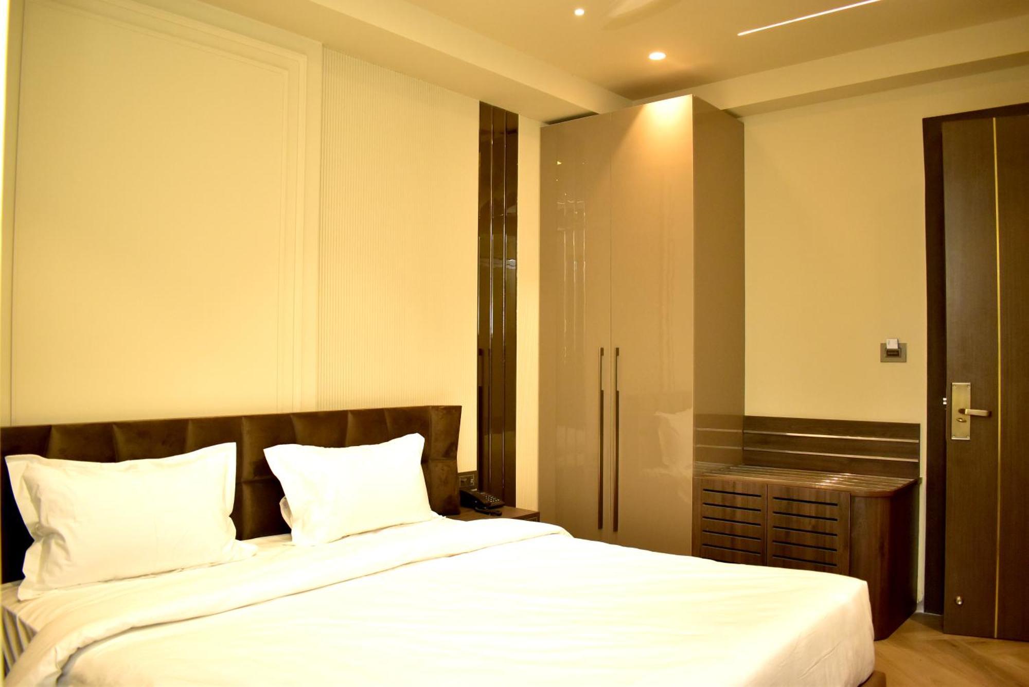 Hotel Cullinan By Qotel Janakpuri Delhi  Exterior photo