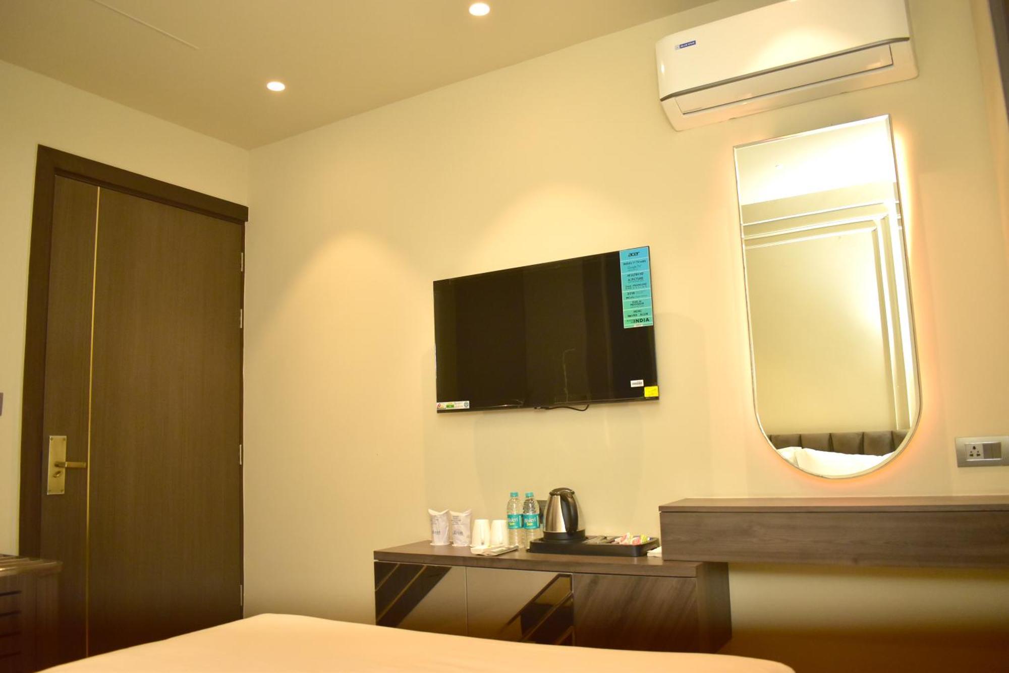 Hotel Cullinan By Qotel Janakpuri Delhi  Exterior photo