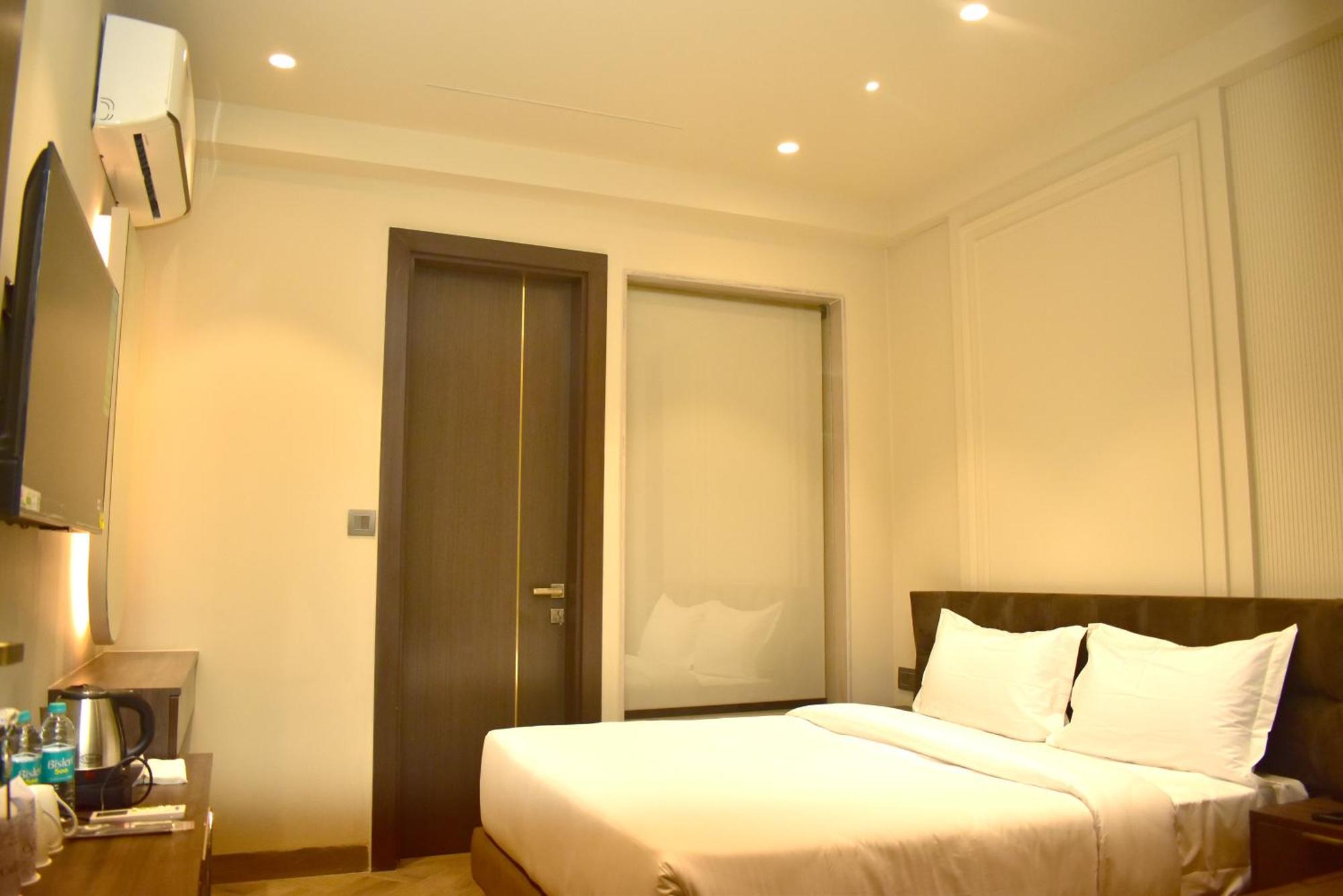 Hotel Cullinan By Qotel Janakpuri Delhi  Exterior photo