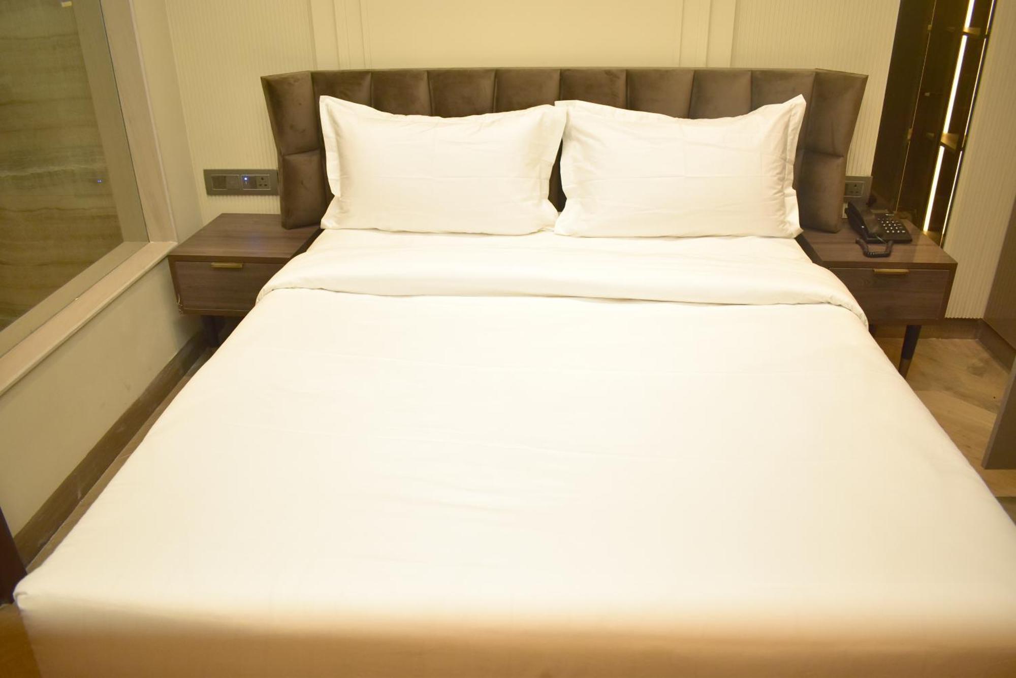 Hotel Cullinan By Qotel Janakpuri Delhi  Exterior photo